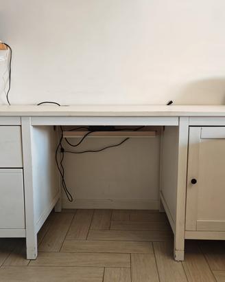 Scrivania IKEA modello Hemnes