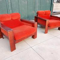 Salotto anni 70 con struttura in legno e velluto 