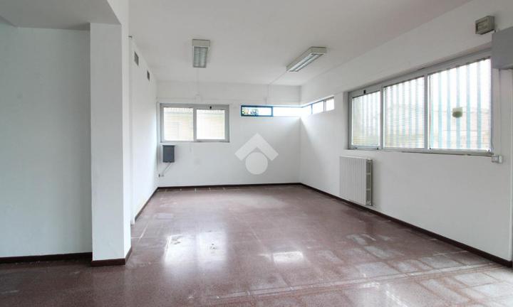 NEGOZIO A COMEZZANO-CIZZAGO