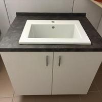 Mobile lavanderia con lavandino e miscelatore