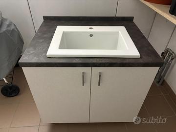 Mobile lavanderia con lavandino e miscelatore