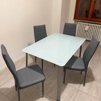 Tavolo da pranzo con 4 sedie