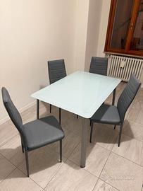 Tavolo da pranzo con 4 sedie