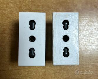 Presa bipasso Legrand Vela 687080