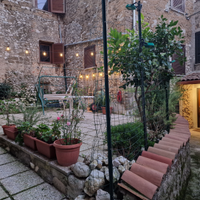 Abitazione cori alto con terrazzo,cortile,cantina