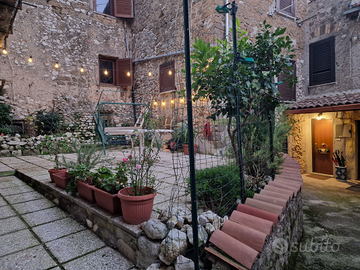 Abitazione cori alto con terrazzo,cortile,cantina