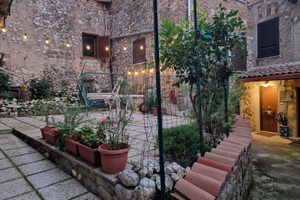 Abitazione cori alto con terrazzo,cortile,cantina