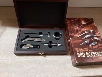 Accessori per vino 5 in 1 con scatola in legno.