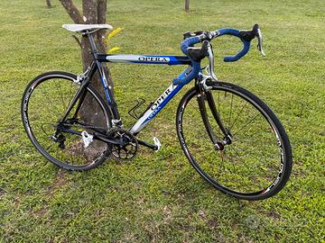 Bici da corsa Pinarello in carbonio