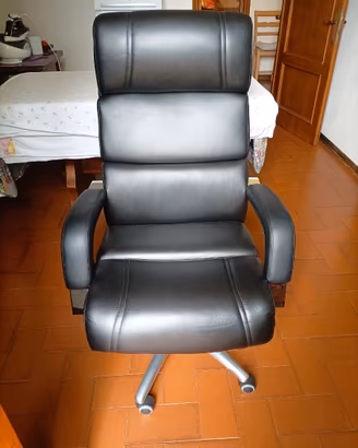 Poltrona da scrivania in pelle nera come nuova