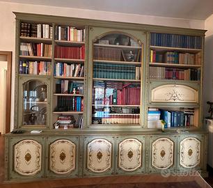 Grande libreria d’epoca con vetrine