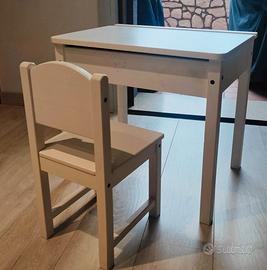 Tavolino e sedia bianchi Sundvik