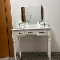 Specchiera trucco con vari cassetti