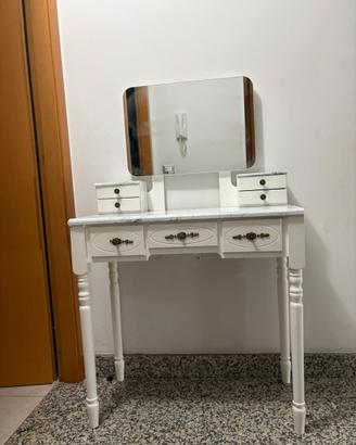 Specchiera trucco con vari cassetti
