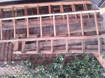 Antiche vecchie scale per arredo ornamentali