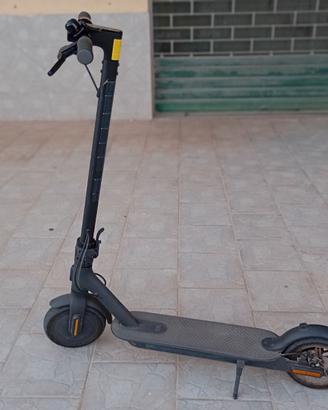 Monopattino elettrico Xiaomi Essential