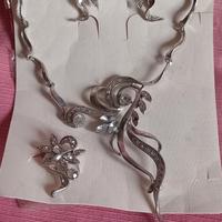 Parure di bigiotteria. Orecchini, collier, anelllo