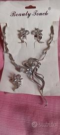 Parure di bigiotteria. Orecchini, collier, anelllo