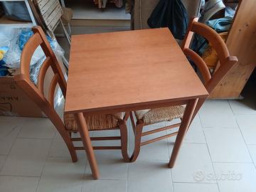 Tavolo e 2 sedie in legno