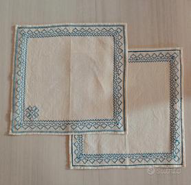Coppia Centrini Vintage in Lino Ricamati 25×26 cm.