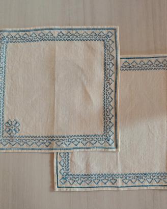 Coppia Centrini Vintage in Lino Ricamati 25×26 cm.