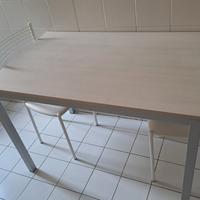 tavolo con due sedie 