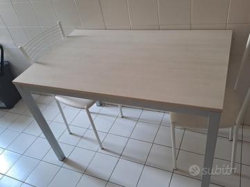 tavolo con due sedie 