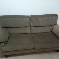 Divano color tortora con rivestimento in piuma