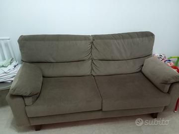 Divano color tortora con rivestimento in piuma