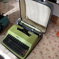 Macchina da scrivere Olivetti verde