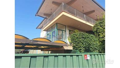 Villa di 324 m² con più di 5 locali a Massa e Cozz