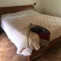 Letto con doghe e comodini