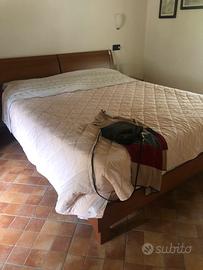 Letto con doghe e comodini