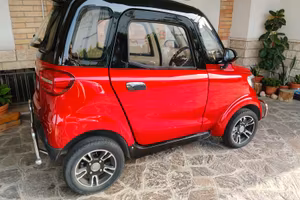 Scooter cabinato elettrico senza patente