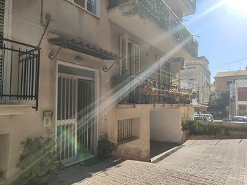 Comodo piano rialzato con posto auto a giardini