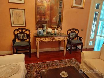 Consolle in legno intagliato