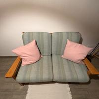 Divano due posti in legno con cuscini verdi