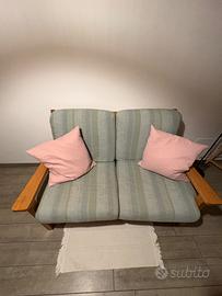 Divano due posti in legno con cuscini verdi