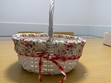 Cestino in vimini rivestito in tessuto