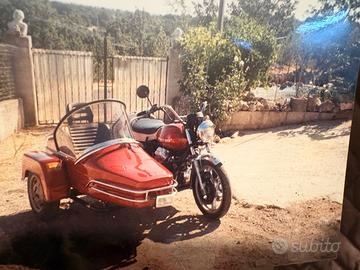 Moto Guzzi con carrozzetta
