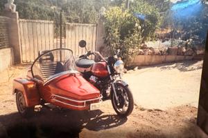 Moto Guzzi con carrozzetta