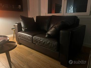 DIVANO E POUF IN PELLE PREGIATA