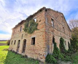 CASOLARE DA RISTRUTTURARE IMMERSO nel VERDE