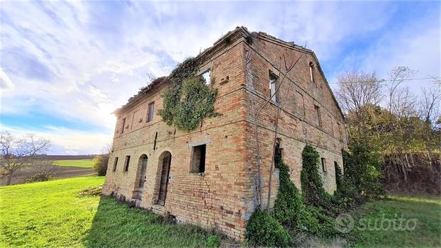 CASOLARE DA RISTRUTTURARE IMMERSO nel VERDE