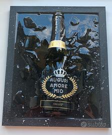 Quadretto in resina con bottiglia rotta "Auguri"