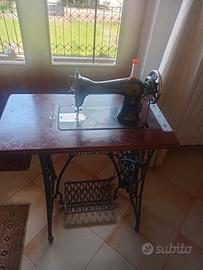 Macchina da cucire d'epoca Singer