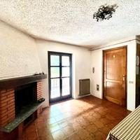 Accogliente appartamento con camino e balcone
