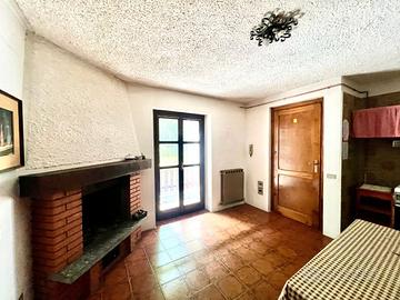 Accogliente appartamento con camino e balcone