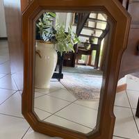 Specchio in legno e orologio a pendolo