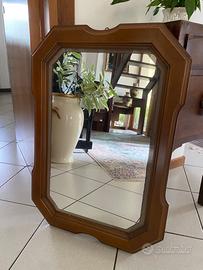 Specchio in legno e orologio a pendolo